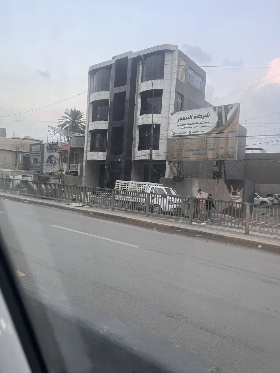 بيت للإيجار على الشارع العام المجاور جسر الربيعي المساحة ٢٠٠ متر ثلاث غرف نوم صالتين حديقة كراج يقع البيت بجانب عمارة الصقال الاتصال ***********
