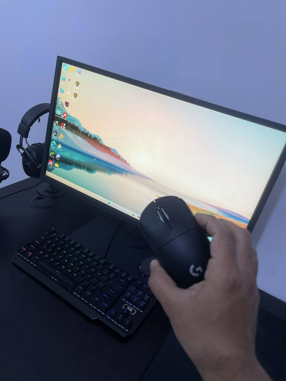 السلام عليكم 
ب 3 ملايين و 200 الف فقط😂🙂
 تجميعة PC كامله عدا الميز 

•⁠  ⁠Processor: AMD Ryzen™️ 7 7800X3D Desktop Processor Try | SKU: 107945
•⁠Gpu: Nvidia Galax 2070s
•⁠Monitor: ZOWIE XL2546 TN 240Hz DyAc™ 24.5 inch
•⁠  ⁠Motherboard: Gigabyte B850 GAMING WIFI6, Motherboard | SKU: 109070
•⁠  ⁠Memory: TEAMGROUP T-Force Delta RGB DDR5 Ram 32GB (2x16GB) 6000MHz CL38 - White | SKU: 107670
•⁠  ⁠Storage A: WD Blue SN5100 1TB , 7100MB/s M.2 NVME , PCIe 4.0 | SKU: 109594
•⁠  ⁠Cooling System: Thermalright Aqua Elite 360 V6 Liquid CPU Cooler - Black | SKU: 109930
•⁠  ⁠Case: Xigmatek Aqua V Mid Tower Case - Black | SKU: 109880
•⁠  ⁠Operating System : Windows 11 Pro Original License Key | SKU: 107819


**إذا كنت صاحب هذا الإعلان وتريد حذفه لأي سبب، رجاءا أرسل رسالة إلى الدعم الفني**