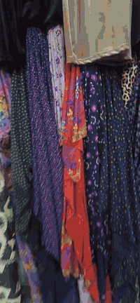 هەموو قوماشەکانی ناو ئەم دوکانە بۆ فرۆشتن
کێ ویستی لە خزمەتیام بە سیعری زۆر گونجاو
***********
ڤایبەر و واتس ئاپ
