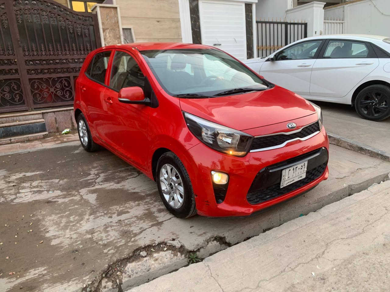 السلام عليكم كيا بيكانتو خليجي موديل 2020 رقم بغداد ماشيه 46 الف السياره جديده جدا مكفوله كفاله عامه من كلشي المواصفات الاعتياديه
4 جام كهرباء 
سويج ريمونت عدد 2
اشاير مري 
مري شفط 
تحكم ستيرن فول
محرك 1400
مكان السياره بغداد شارع فلسطين
السعر 110 وبيها مجال بسيط 
الاستفسار على الرقم 
***********
