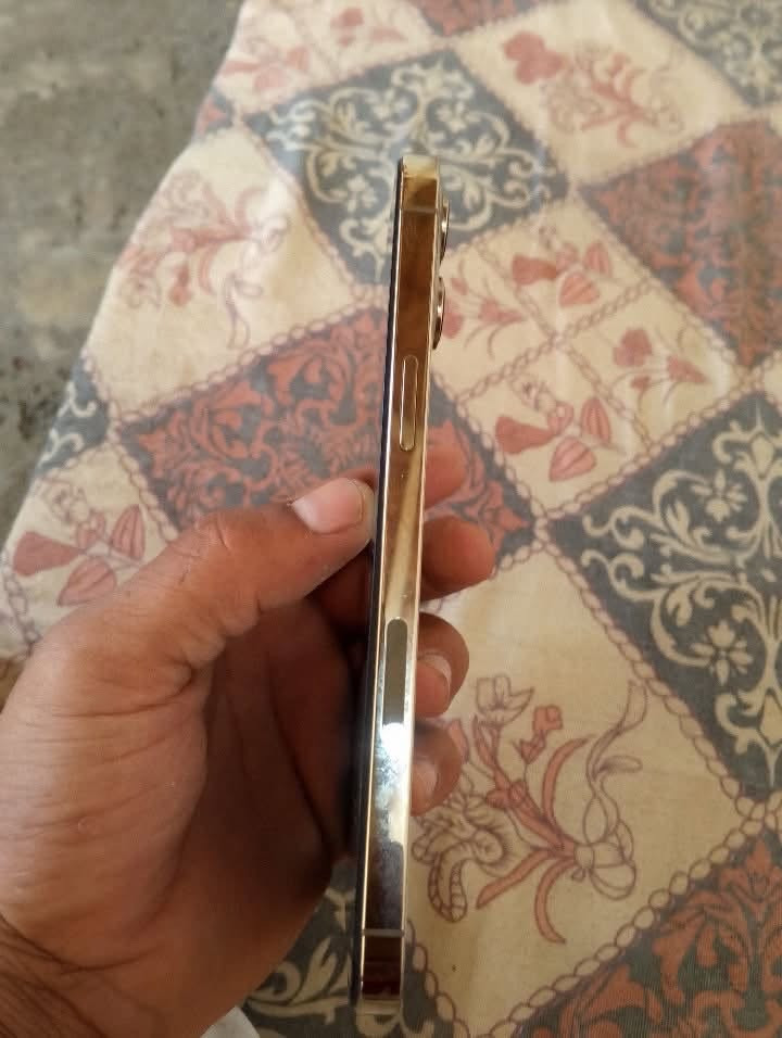 السلام عليكم أيفون ١٢برو ماكس البيع بطاريه مرفوعه١٠٠ السعر ٣٥٠/عنواني ديالى فلكت ال امين ***********
