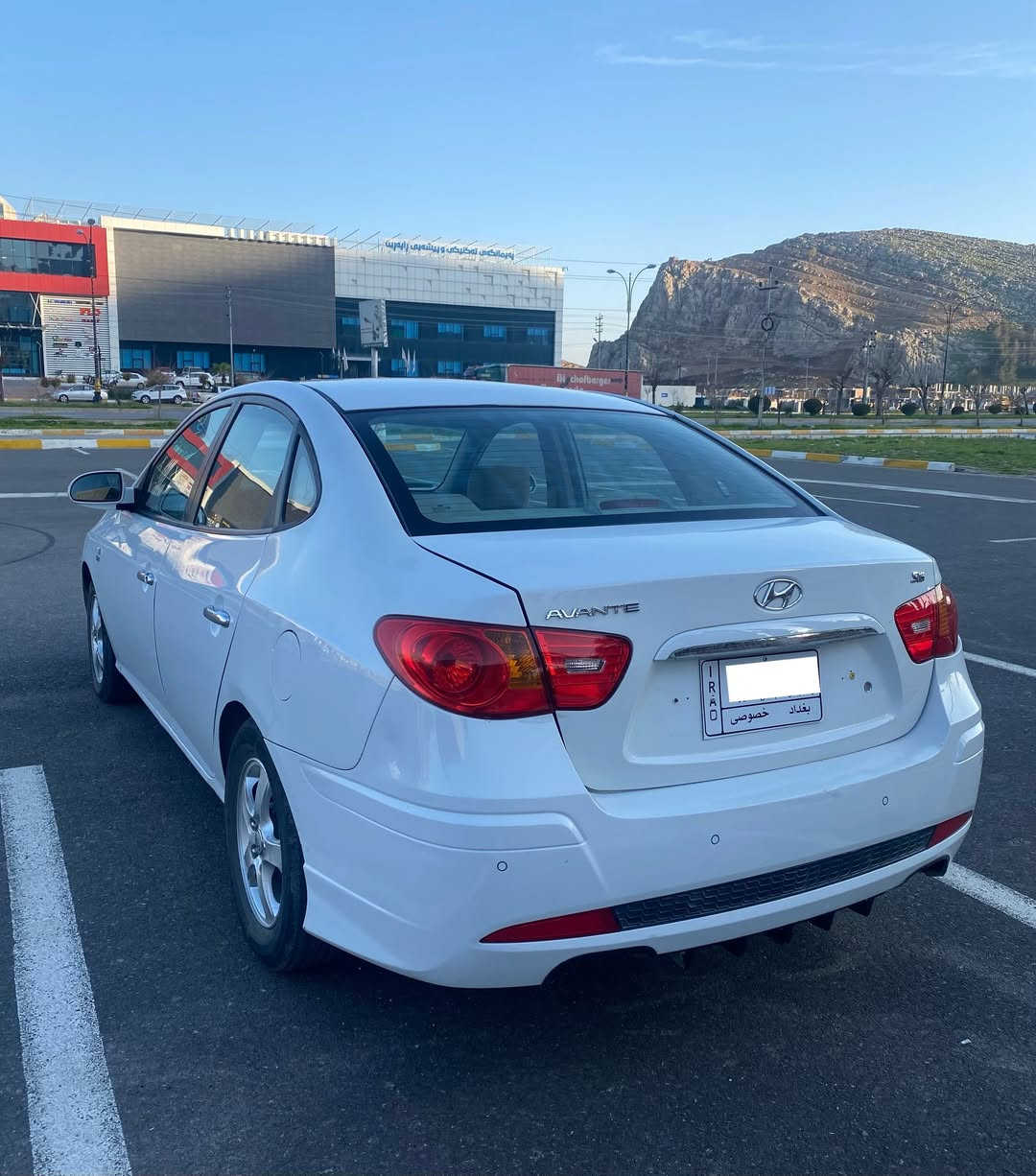 ئاڤانتی موديل :- ٢٠٠٧ بڕاوە
مه كينه ١٦ دكشن به رز ، ١٦٠ هەزار ڕۆشتووە
ته بريد لەمس ، ئاوێنه شه فت ،كوشن هيتەر…
سقفى شووشه بێ بۆیاخە ,گێڕ و مه كينه به شەرت 
 بەردی گزۆز بەشەرت چوار تایە و سپێری نوێ
خایسی نیە شوێن براوەش جوان دوراوەتەوە 
تەبرید سارد و گەرم و ads بەشەرت
سەیارەی دەستی خۆمە سەنتێک مەسفرەی نیە
نرخی :-٥٨ گەلا  ژ.مۆبایل :- ***********
