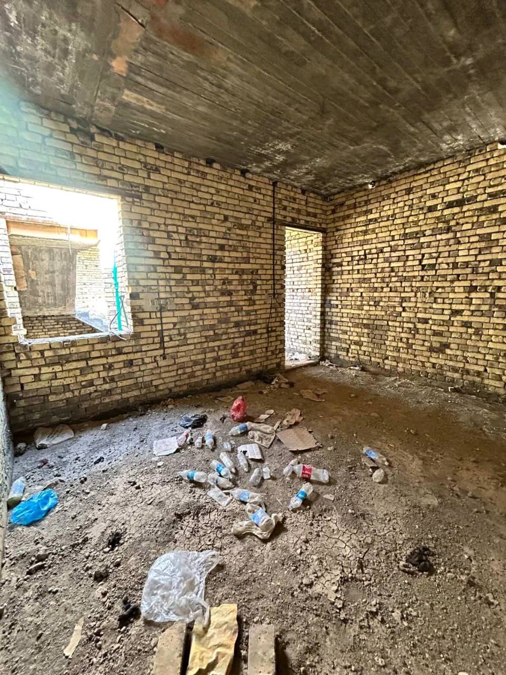 بيت للبيع كامل ماء ومجاري وكهرباء صب كونكريت عنوان الديوانية حي الجامعة نقص لبخ وسيراميك سند 25.
*********** وتساب موجود السعر 45 مليون مجال قليل