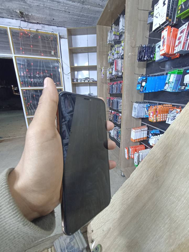 ايفون دعش برو ماكس للبيع
الذاكره 256 

ميدل شاشه وبطاريه 

السعر 250الف 

الرقم ***********
