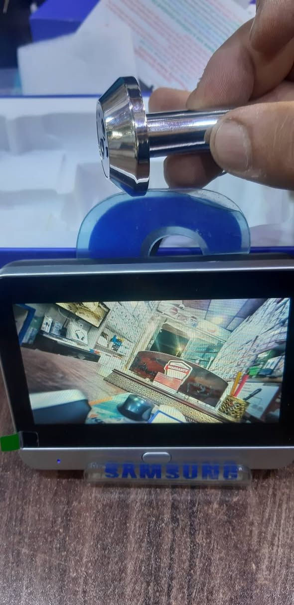 هذا المنتج هو جرس باب ذكي مزود بشاشة عرض لثقب الباب (Smart Peephole Viewer Doorbell).

نوع المنتج: جهاز أمان منزلي يحل محل منظار الباب التقليدي. 

المميزات الذكية: يتصل بالشبكة اللاسلكية (Wi-Fi) لإرسال تنبيهات إلى هاتفك الذكي، مما يتيح لك رؤية من بالخارج دون الحاجة للتواجد بالمنزل. 

الوظيفة: يعمل كجرس باب ويوفر رؤية فيديو واضحة عبر شاشة LCD يتم تركيبها داخل الباب. 

الخصائص التقنية: غالبًا ما يشتمل على كاميرا عالية الدقة، رؤية ليلية، وتسجيل صور أو مقاطع فيديو للزوار.


**إذا كنت صاحب هذا الإعلان وتريد حذفه لأي سبب، رجاءا أرسل رسالة إلى الدعم الفني**