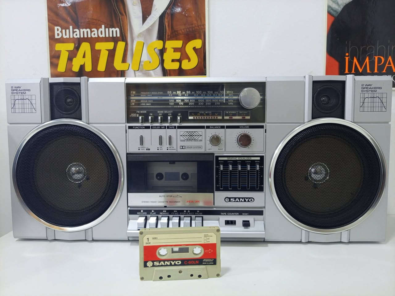 تحفه من اجهزه اليابانيه 
راديو مسجل سانيو 
انتاج اليابان 1980
موجات الراديو 4 مع FM
سحب قوي جدا للراديو 
صوت المسجل خرافي 
دبل سماعه ستيريو 
يعمل كهرباء وبطاريات 
للاستفسار مراسلة الصفحه 
او الاتصال***********
