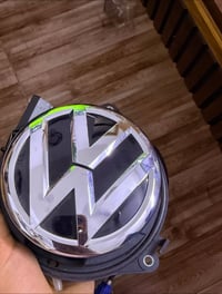 للبيع: كاميرا شعار خلفية متحركة (أصلية) لسيارات فولكس واجن 🚗✨ متوفر كا...