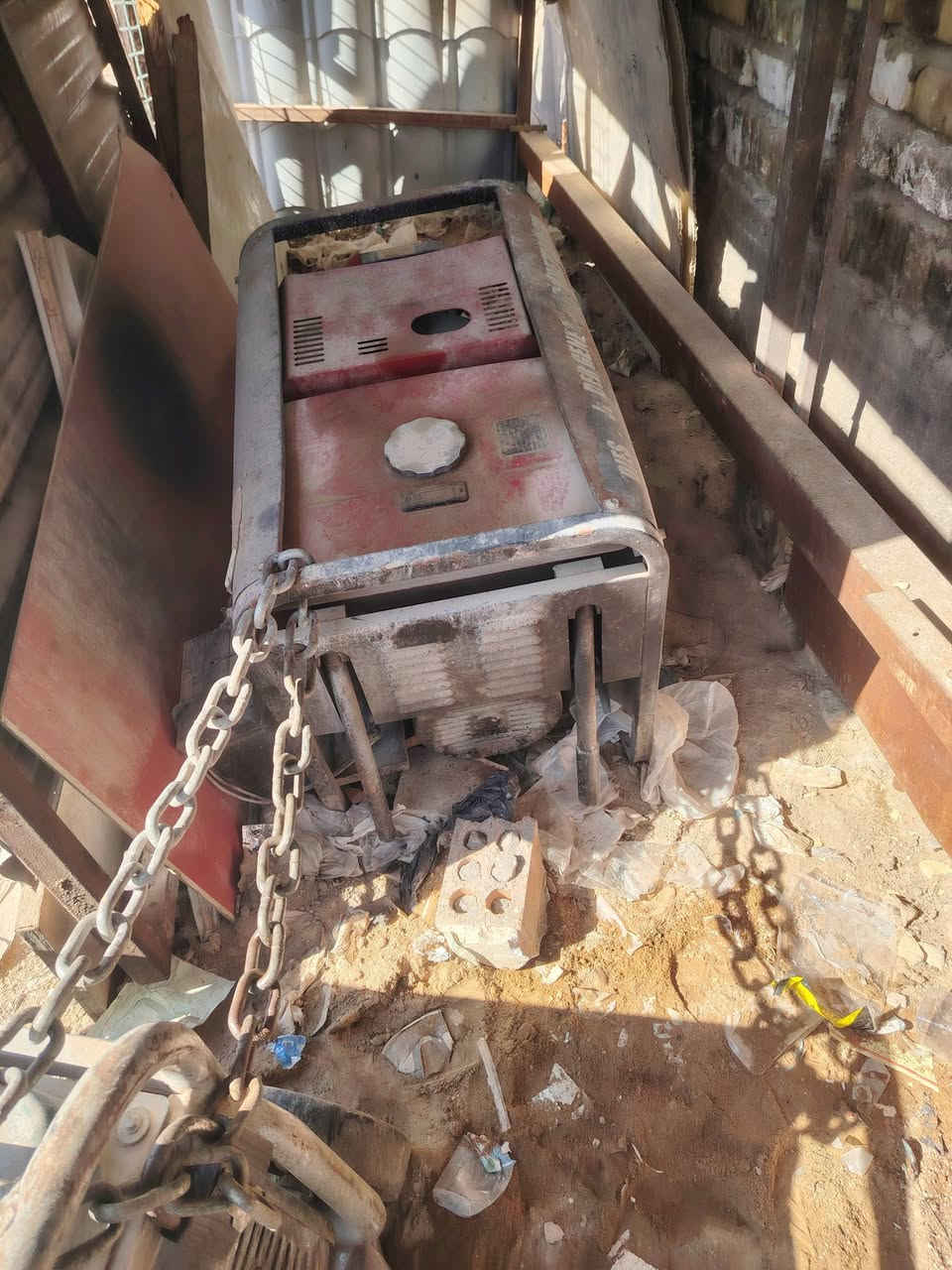 مولدات وحده گاز وحده بانزين
حجمهن. 5kv.  يعني 20 امبير. كل وحده.
الگاز گاما. لحيم وكهرباء. نگره سلف.وحده بشرط اذا صارن نگرتين. تاخذها بلاش.
والبانزين. تشتغل حبل. عوزها سلف عاطل. نوع توتل.
السعر. 750. الف. ثنينهن
نجف حي النداء
م/***********
