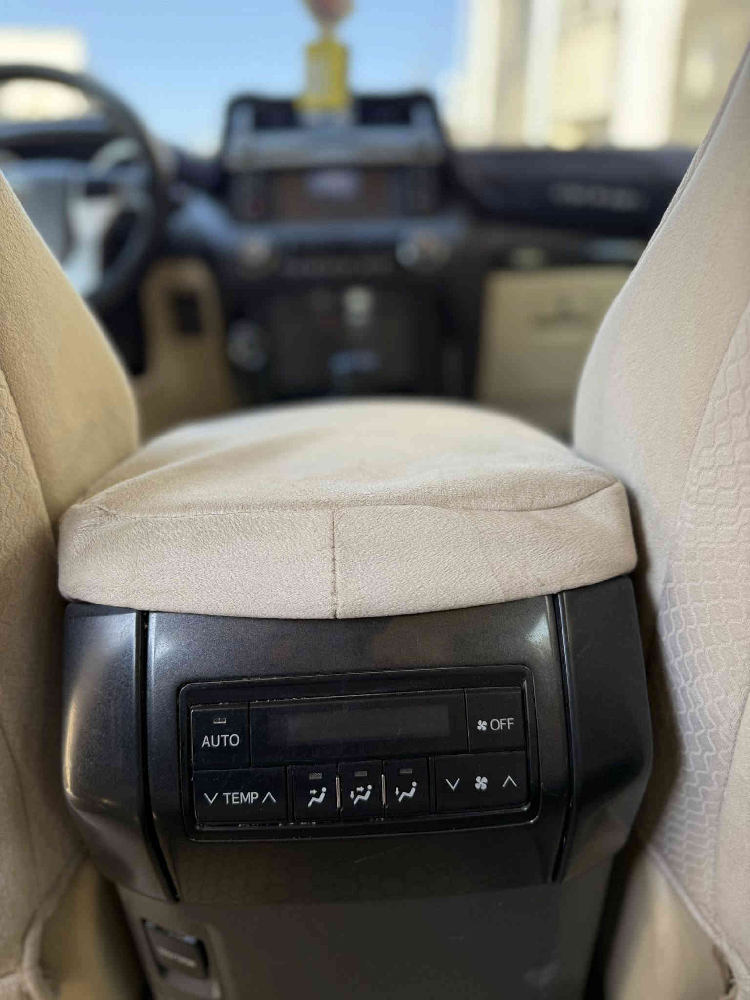 السلام عليكم 
برادو 2017
سياره مواصفات TX.L
فول ورقم أربيل بأسمي 
ماشيه 97 ألف بلادي 
محرك 6 سلندر 
سياره حيل جديده بيها بس قبغ الصندوق كلير اثر شخط 
تخم تاير جديد دوشمه دهن سياره مال بيت ومعتنين بيها 
مكانها بل رمادي 
السعر 36 ألف وبيها مجال 
***********
***********
