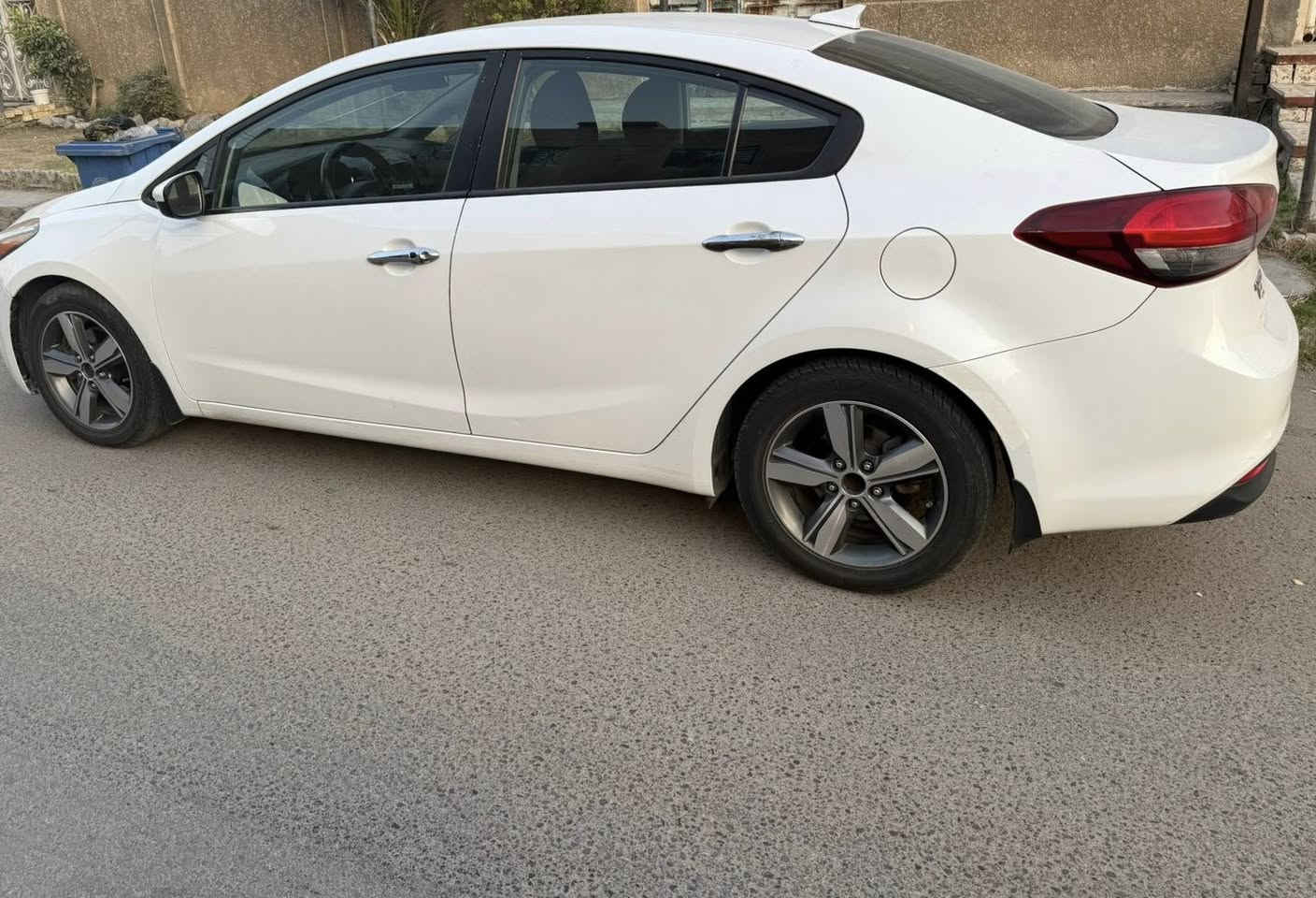 فورتي ٢٠١٨
اللون ابيض صدفي
وارد امريكي 
محرك ٢٠٠٠ دوش

حادثهة فقط بنيد 

السعر ١٢٣ 

***********
