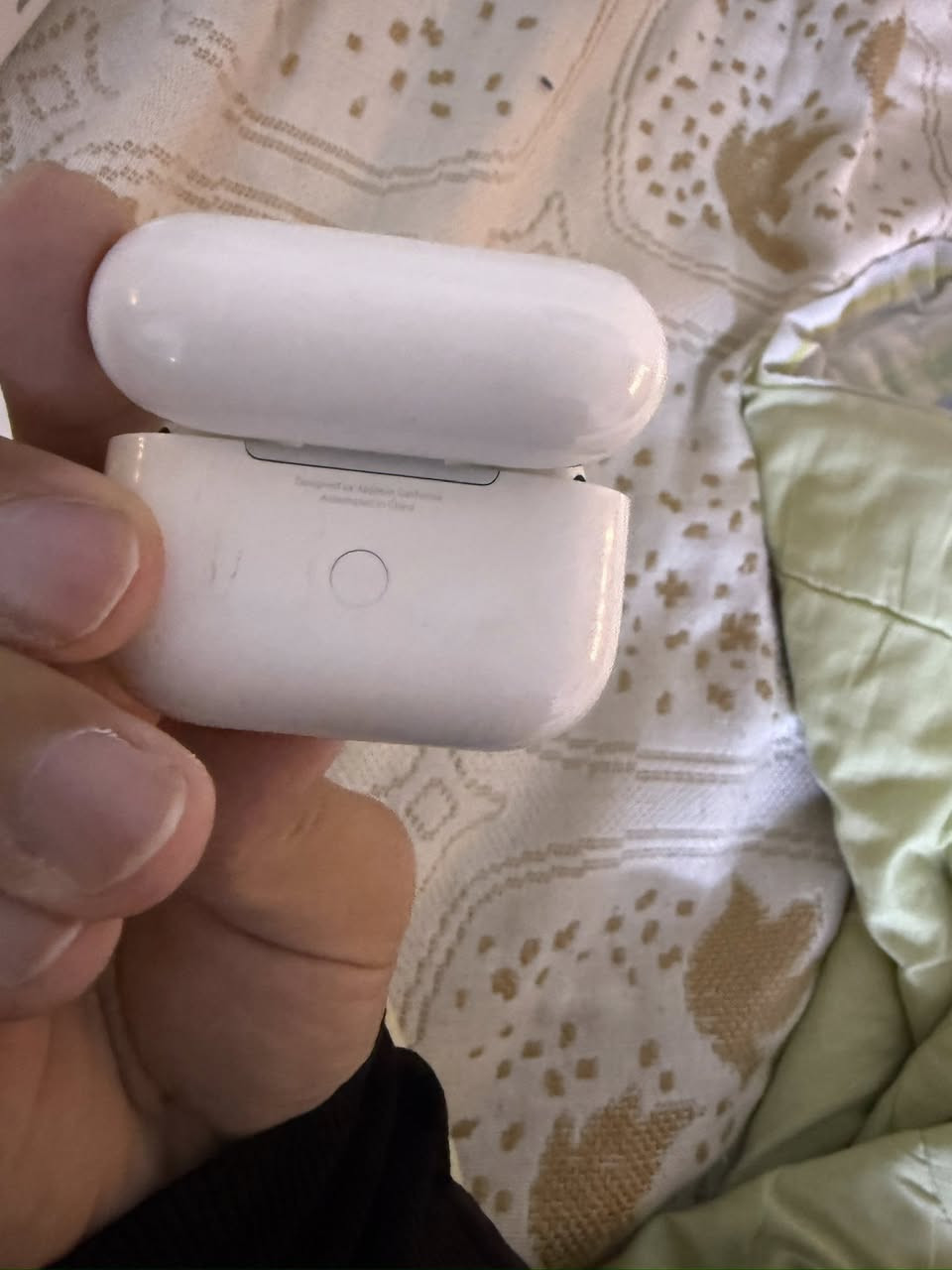 السلام عليكم 
ايربودز برو جيل اول 
نظافتها ٩٨٪؜
سماعة كامل ملحقاتها
سعرها ١٢٠
تواصل واتساب فقط 
***********
