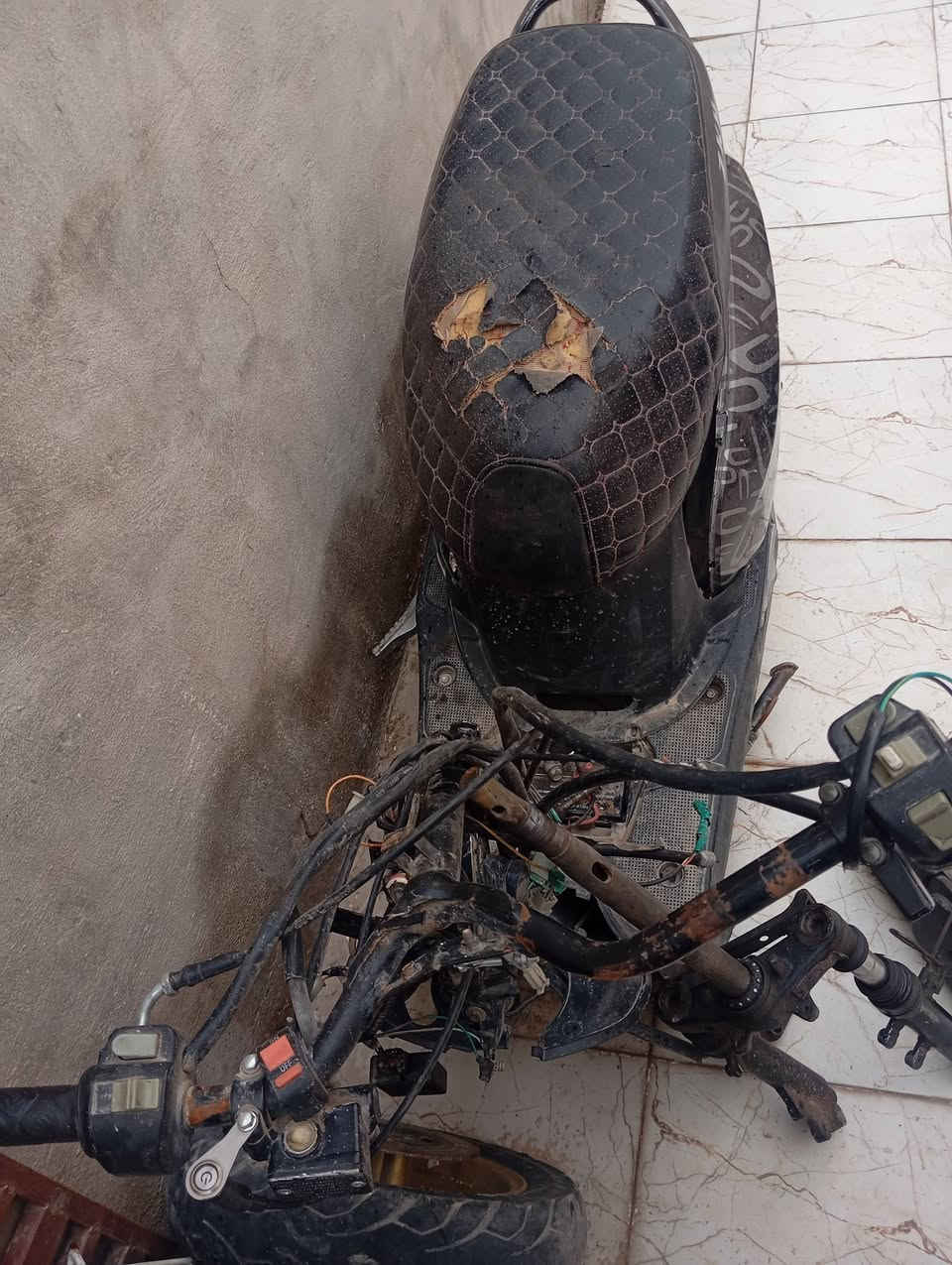 السلام عليكم دراجه للبيع كومة حديد محرم شغال ***********
