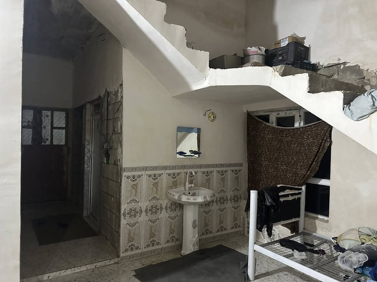 السلام عليكم يعني بلاش بسعر رمزي جداً موقعه ممتاز العلم حي الصمد
متكون من صاله ضيافه ربعه وهول وغرفتين ومطبخ ومجمع صحيات داخلي وخارجي كراج واسع حديقه واسعه مسيج مساحه 700 متر جميع الخدمات متوفره ماء كهرباء تبليط مباشر للاستفسار ***********
