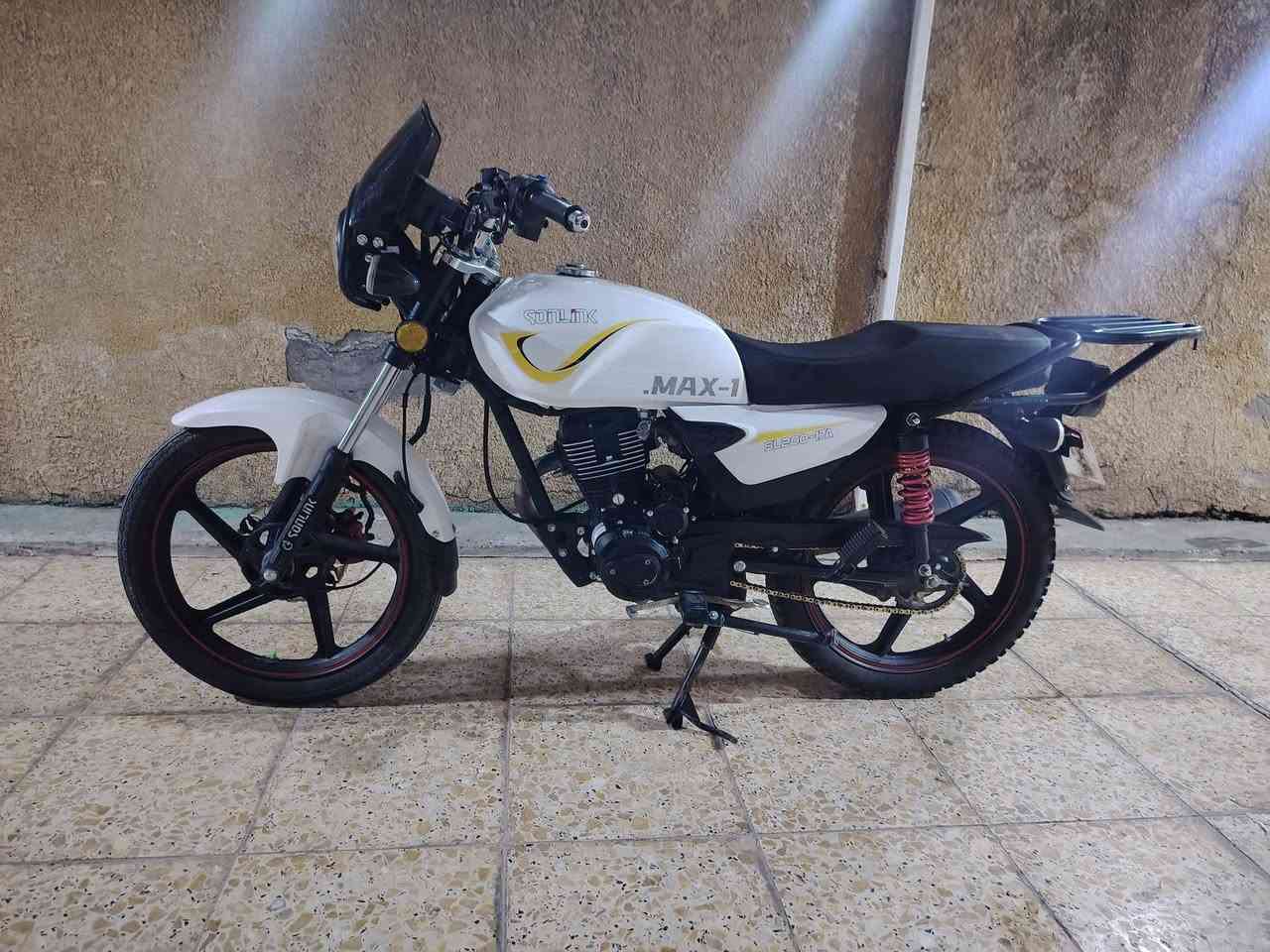 سلام عليكم
دراجه سونك ماكس صار اشهر  من مشتريها 
جاهزه من كلشي سلف هندر كلشي شغال دراجه جديده 
كهربائيات كلها شغالة 
محرك 200 
اوراق سكنر 
سعرها 850 وبيها مجال 
عنوان بغداد زعفرانيه 
***********
