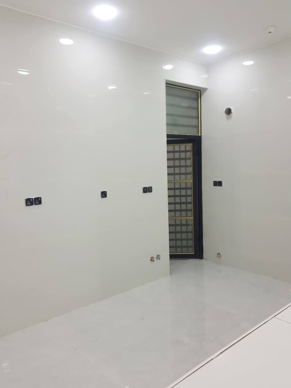 السلام عليكم مشتمل للبيع بالخاجيه بال٧٠٠٠ شارع القسم البلدي عرض الشارع ١٢ ثاني قطعه عن الركن بناء درجه اولى للاستفسار ***********
