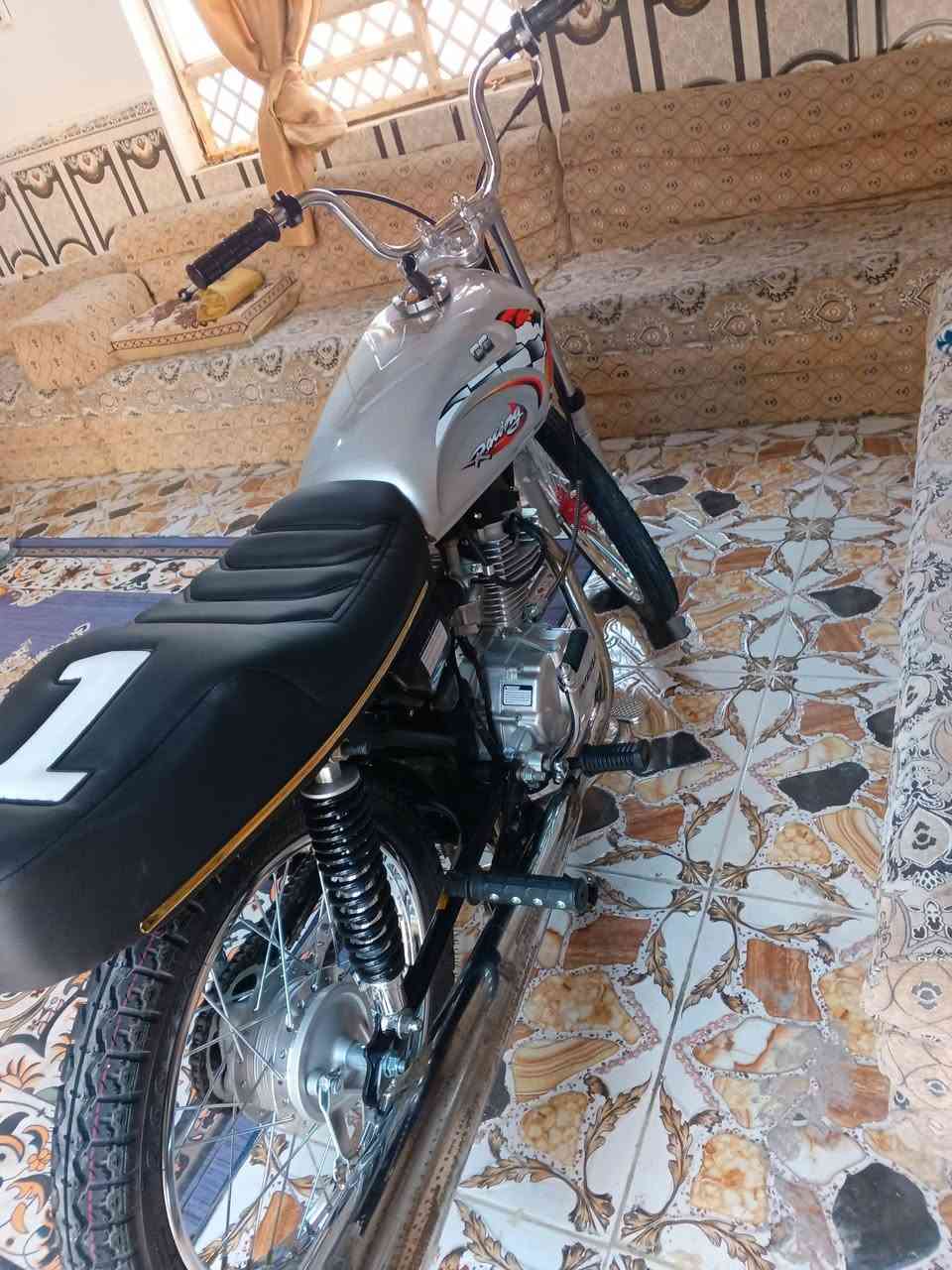 سلام عليكم  شباب دراجه معمره صارلهه اقل من اسبوع مكينه انتنس بستم ناصي شاصي ادوات قراضه كله اصلي ام الشمس دراجه بعده عل سحك جاهزه مستعجل على  بيعته  سعرههه 650 قفل رقم تواصل  ***********
