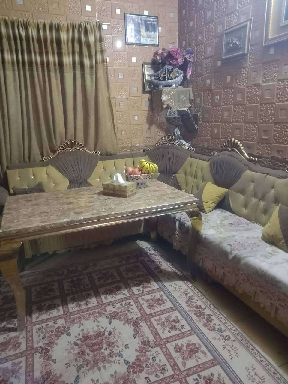 مشتمل ركن على شارع ٣٠ سايدين  وجزيرة وسطية أمام البيت للبيع نقداً المساحة ١٠٥م الواجهة ٧م والنزال١٥م يتكون من طابقين الطابق الأرضي مطبق الأرضية سيراميك وبتكون من غرفة نوم واستقبال وهول ومطبخ مطبق سيراميك وحمام واثنين تواليت داخلية وخارجية أما الطابق الثاني يتكون من ثلاث غرف نوم  وحمام و  تواليت والسطح مطبق اشتايكر السعر على الخاص المكان محافظة واسط الكوت حي الحوراء الثانية شارع المتنزه أو شارع مدرسة عمود الدين أو شارع الشهيد ابو مهدي المهندس
م /***********
