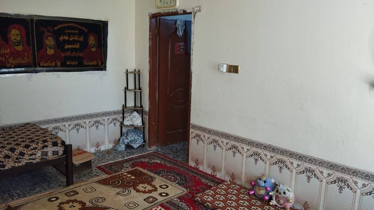 بيت للبيع 120متر منطقة المختار سيد عبدالله البيت ركن على شارعين محتوياته غرفة وصالة ومطبخ واستقبال وصحيات وبيتونه وتشاريف وطارمه. بسعر 45 مليون 
مكتب حازم البديري 
***********
