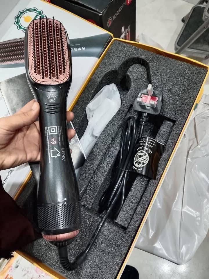 فرشاة شعر #دينكس #DENX DX1353 HOT AIR BRUSH
كود ٣٩٧٣
الحاصله على شهادات الجوده:  
* شهادة الجوده الاوربيه CE 
* شهادة الجوده الامريكيه FCC 
* شهادة الجوده الروسيه EAC 

مميزات المنتج:          #فيشه_ثلاثيه 

جهاز مشط واستشوار لتجفيف وتمليس الشعر مناسب للاستخدام الشخصي والصالونات من دينكس DX1353

المميزات:

مجفف وفرشاة تمليس الشعر بتصميم 3 في 1 
يتميز الجهاز بأنه يجمع بين وظائف المجفف وأداة التصفيف ومشط تمليس الشعر في جهاز واحد
يمكنك تجفيف شعرك وتصفيفه بخطوة واحدة مما يقلل من تلف الشعر ويوفر في وقت
أداة واحدة لتجفيف وتصفيف شعرك بقدرة كهربائية 1500 واط.
تقنية أيونية مزدوجة تحافظ على صحة شعرك
توفر أسنان التسخين المصنوعة من السيراميك والتورمالين لفرشاة الشعر بالهواء الساخن توزيعًا متساويًا للحرارة دون إتلاف الشعر
يتميز مجفف شعر الفرشاة بأنه مزود بمولد أيوني ينتج كمية من الأيونات السالبة التي تمنح شعرك مظهراً ناعمًا ولامعًا مع تقليل التطاير والكهرباء الساكنة.
سرعتين قابلتين للتعديل لجميع أنواع الشعر (منخفضة/عالية)
يمكنك تخصيص الحرارة والسرعة للحصول على مظهر لامع طبيعي وفقًا لنوع شعرك
إعداد بارد للشعر الناعم / الخفيف أو ضبط تصفيفة الشعر في نهاية التجفيف
إعداد منخفض للشعر شبه الجاف/العادي
إعداد عالي الإعداد للشعر الكثيف/ الخشن وللتجفيف السريع.
تصميم مريح تعمل أسنان الفرشاة المصنوعة من النايلون مع حواف كروية على تدليك فروة رأسك بشكل مريح أثناء التجفيف والفرد
صُمم المقبض المريح لتوفير أقصى قدر من الراحة وسهولة الاستخدام أثناء التصفيف
يتيح لك سلك الطاقة الدوار بزاوية 360 درجة التصفيف بمرونة دون تشابك أو تلف.
استخدام آمن وموثوق مصنوع من مواد عالية الجودة لتعزيز المتانة والسلامة. مقبض مريح، سهل الاستخدام. سلك دوار 360 درجة، غلاف من بلاستيك PVC مضاد للحروق.
صغير الحجم وسهل التنقل
ذكي وسهل الاستخدام
خفيف الوزن واحترافي
﻿المواصفات:

القدرة: 1500 واط
الجهد: 220-240 فولت
التردد: 50-60 هرتز
طول الكيبل: 2 متر
الوزن: 400 جرام
يتوافق مع المعايير الدولية | مواد صديقة للبيئة | ضمان الجودة
 
للمبيعات 012 29852598 
               0884753468
#DENX_EGYPT


**إذا كنت صاحب هذا الإعلان وتريد حذفه لأي سبب، رجاءا أرسل رسالة إلى الدعم الفني**