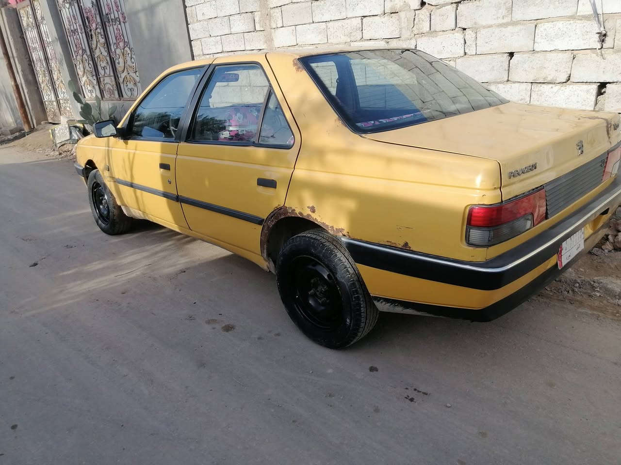 بيجو روى للبيع سياره جاهزه نضيفه نقص بس لايتات اماميه كهربائيات كلهشغاله حداديه كير مكينه   سياره شغل وطلع سنويه ضايعه ساحبله واجه  سعر 9 ورقات ***********
