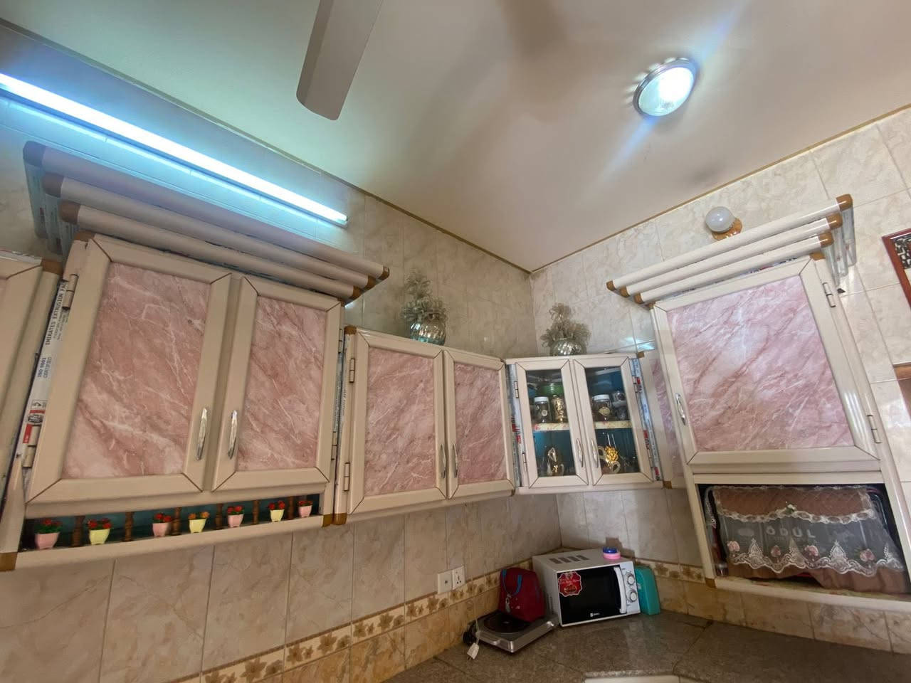 السلام عليكم 
كاونتر ألمنيوم السطح مرمر اصلي مابي اي ضرر مع اوفن كهربائي وساحبة 
السعر مليون***********
