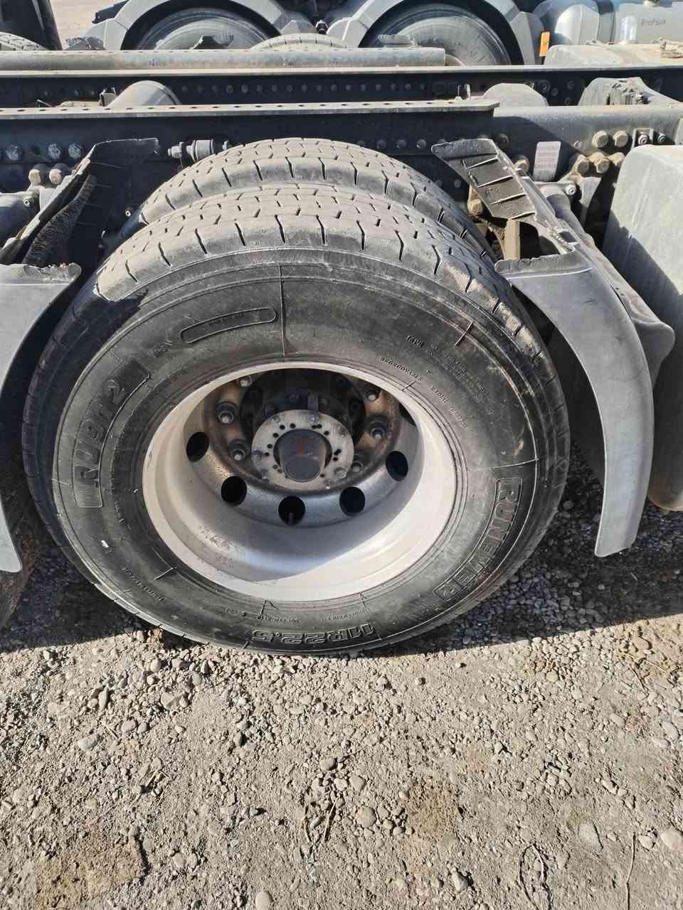 تايرات 22 على 295 هنه وياله فافون ١٠ وياله للبيع سعرهن 13 ورقه مكان البصره الاستفسار ***********
