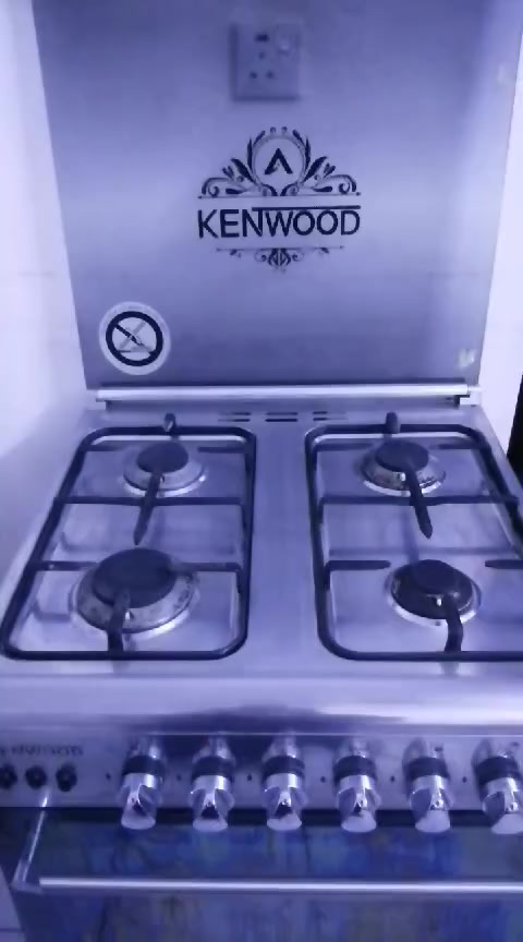 ثلاجه حجم كبير السعر ٢٠٠ وطباخ السعر ٩٠ العنوان حي اور الاتصال على الرقم ***********
