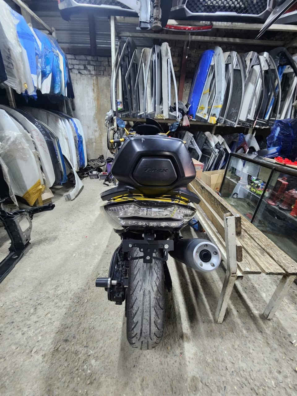 السلام عليكم تي ماكس موديل 2011   دراجة رنبه مماشيه بلعراق مجرد بدلت دهن ودرت بانزين شغلتهة بيهة هواي غراض تزويد ماعرف الهن 

العنوان سوق بغداد القصر الابيض 

رقم ***********
