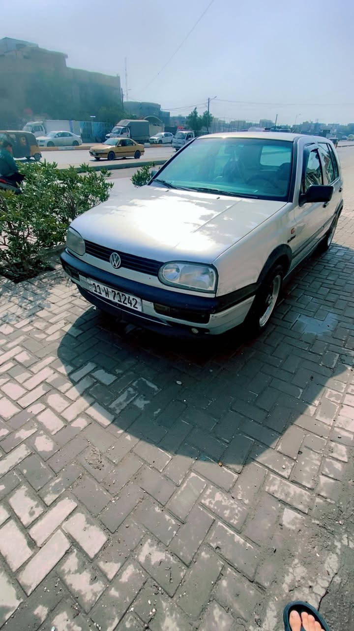 فولكس واغن  كولف  مديل 1996كير اوتو  محرك 1800 تبريد منضومة كاملة شغال ثلج  جام اوتو. 4 وسنتر لوك شغال  وداخلها حلو بلادي سيارة عل بلاد و احلا من صور وكلشي بيها شغال وجاهز للاخير رقم بغداد دولي بسمي شرط التحويل سعرها ٤٣ وبيها مجال قليل مكان السيارة بغداد مدينة الصدر الشراي يتصل ***********
