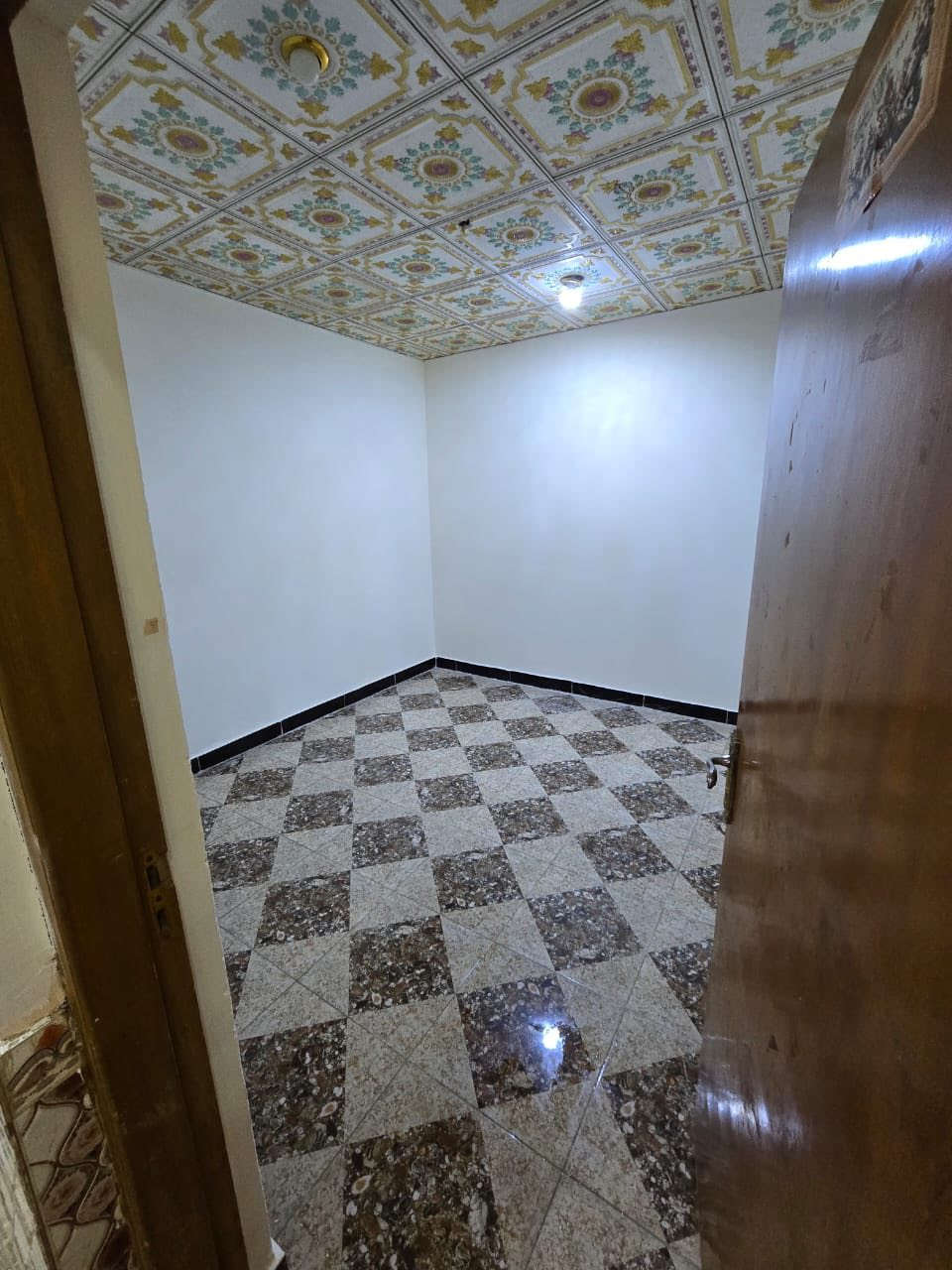 يعلن مكتب البحر للاستثمارات العقارية

عن توفر شقة ارضية للاجار في الجَمهورية الاولى مطلوب عائلة صغيرة

مواصفات الشقة

غرف 
صاله
ومطبخ
وصحيات 

سعر الايجار 350 الف

للاستفسار زيارة موقعنا الكائن في البصرة _الجبيلة_ شارع الرئيسي  او الاتصال على الارقام التاليه 
‏ ***********
‏ ***********
