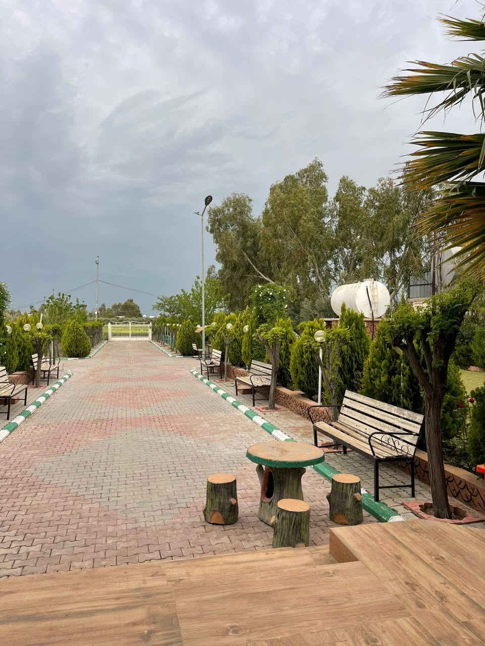 🌿☀️ عيش أجواء العطلة والصيف ويانا في مزرعة النرجس ☀️🌿
إذا تريد يوم مليان راحة ومتعة بعيداً عن زحمة المدينة، مزرعة النرجس وجهتك المثالية.
🏊‍♂️ مسبح منعش
🔥 مكان مخصص للشواء
🎱 بليارد وألعاب ترفيهية
🛝 ألعاب أطفال
🌳 جلسات عائلية مريحة وسط الطبيعة
اجمع الأهل والأصدقاء واستمتعوا بأجمل أوقات الصيف في أجواء هادئة ومميزة.
مزرعة النرجس... متعة، راحة، وذكريات جميلة بانتظاركم. 🌴✨
📞 للحجز والاستفسار يرجى التواصل عبر الصفحة بيارق الخير لتأجير المزارع  أو الهاتف ***********
العنوان كركوك خلف مطعم ميديا السياحي منطقة حه سار يبعد من المطعم 7دقائق
