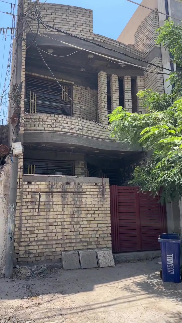 السلام عليكم دار للبيع 100 متر بناء حديث
حي الاعلام خلف باب الحاره على الشارع العريض
طابقين ونص عرض الرصيف 4 امتار
100 / م
واجهه 5 / م
نزال 20 / م
محتويات الدار / الطابق الارضي صاله + حولي + مطبخ + خدمات / الطابق الثاني / 3 غرف نوم + خدمات + حولي
الدار نقص بس واجهه
طابو صرف 
للاستفسار اكثر / مكتب الكرادي

*********** / واتساب
