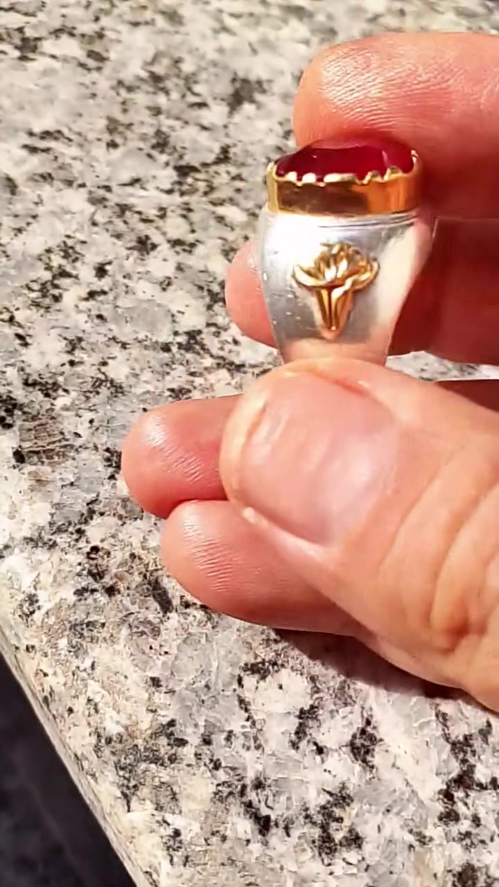 السلام عليكم ورحمه الله 
محبس للبيع ياقوت احمر داير ذهب سعره ٢٥٠


**إذا كنت صاحب هذا الإعلان وتريد حذفه لأي سبب، رجاءا أرسل رسالة إلى الدعم الفني**