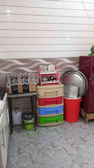 سلام عليكم دار للبيع مساحه 100مربع 10×10بناء حديث خدمات كامله قرب مدارس الثانويه وبتدائيه وروضه مكلف بنشر هاذ رقم ***********
