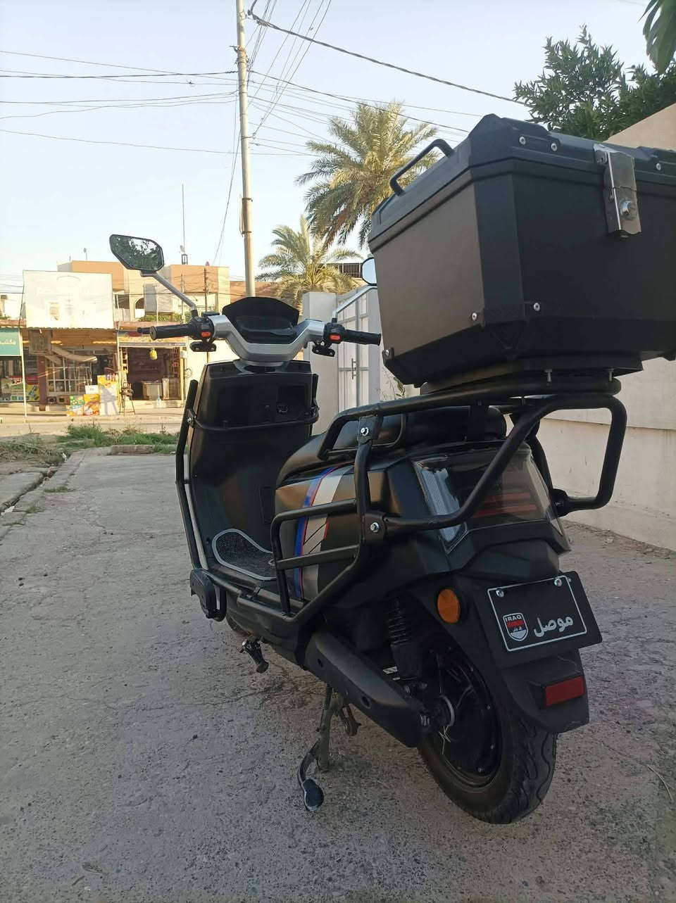 ​🏍️ للبيع: دراجة شحن وحش الظلام اللون الاسود الفحمي من شركة الوطنية الفئة الأولى (النوع الأول درع وجنطة)
الحالة: مستخدمة 3 أشهر فقط، نظيفة جداً وبحالة الوكالة (شرط الفحص والتجربة).
​المواصفات الرسمية (حسب شركة الوطنية): >   * الملف (المحرك): 1000 واط حقيقي (محفور على العجلة) عزم قوي جداً في الطلوع.
​السرعة في العداد: تصل إلى 85 كم/ساعة.والحقيقي65الى67شرط الفحص
​البطاريات: منظومة 72 فولت (6 بطاريات مسطرة من الحجم الكبير 32Ah الجامبو).
​الفحص: البطاريات مفحوصة بجهاز الحمل وقراءتها ممتازة وثابتة بين (10 - 11 فولت)، يعني بحالة الوكالة.
​المدى: تقطع مسافة 50 كم بالشحنة الكاملة حسب مواصفات الدراجات العالمية المعتمدة. 
​الدرع والكهربائيات: الدرع سليم تماماً بدون كسور، والكهربائيات والظفيرة والشاشة شغالين 100%.
​الملحقات: الشاحن الذكي الأصلي يفصل عند امتلاء الشحن وكذلك شرط التجربة والفحص. يعني دراجة فول نضافة ومواصفات تحب تجيب احد يفحص تحب تاخذو على مصلح.(للامانة الطفارية الخلف مكسورة ولاحمها كما موضح بالصورة+المرايات من شركة تالج العالمية والاصليات مال شركة الوطنية موجودة والستيكرات والملصقات جمالية تكدر تشيلهم وتتأكد من سلامة الدرع)
السعر مليون و75 
رجاءاً الدراجة مواصفات المايعرف  بيها لايكسر بيها ومثل ماذكرت الدارجة شرط الفحص.
​🏍️ للبيع: دراجة شحن وحش الظلام اللون الاسود الفحمي من شركة الوطنية الفئة الأولى (النوع الأول درع وجنطة)


**إذا كنت صاحب هذا الإعلان وتريد حذفه لأي سبب، رجاءا أرسل رسالة إلى الدعم الفني**