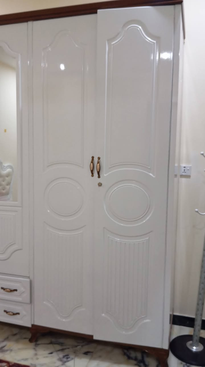 غرفة نوم عراقي درجه اولى شغل ثقيل 8 قطع كنتور 6 باب  نظافه 90% بالميه استعمال قليل  للتواصل *********** أو واتساب
