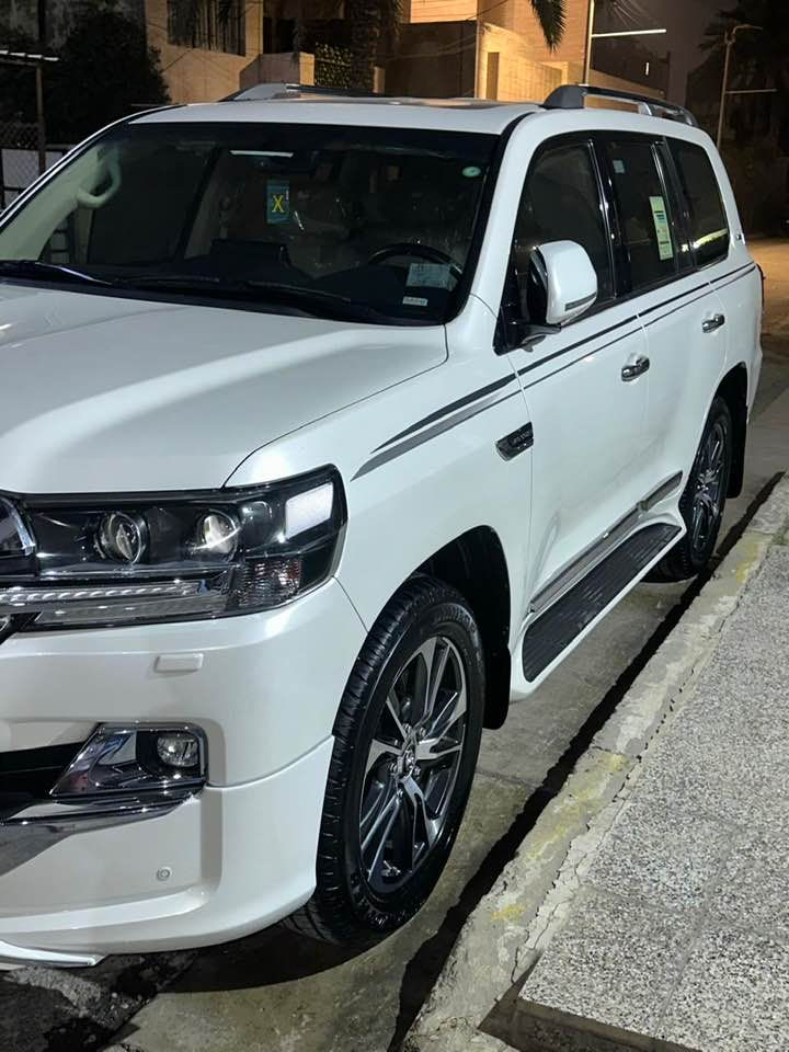 السلام عليكم 
لاندكروز 20 فول  ساز 
مكفوله من الصبغ والبترد 
معروف مواصفات الاندكروز 
ماشيه 66الفف 
السعر 565$ يعني خمس شدات وخمسه وستين ورقه
مكان السياره شارع فلسطين 
***********
وبيها مجال بسيط حك الجيه
