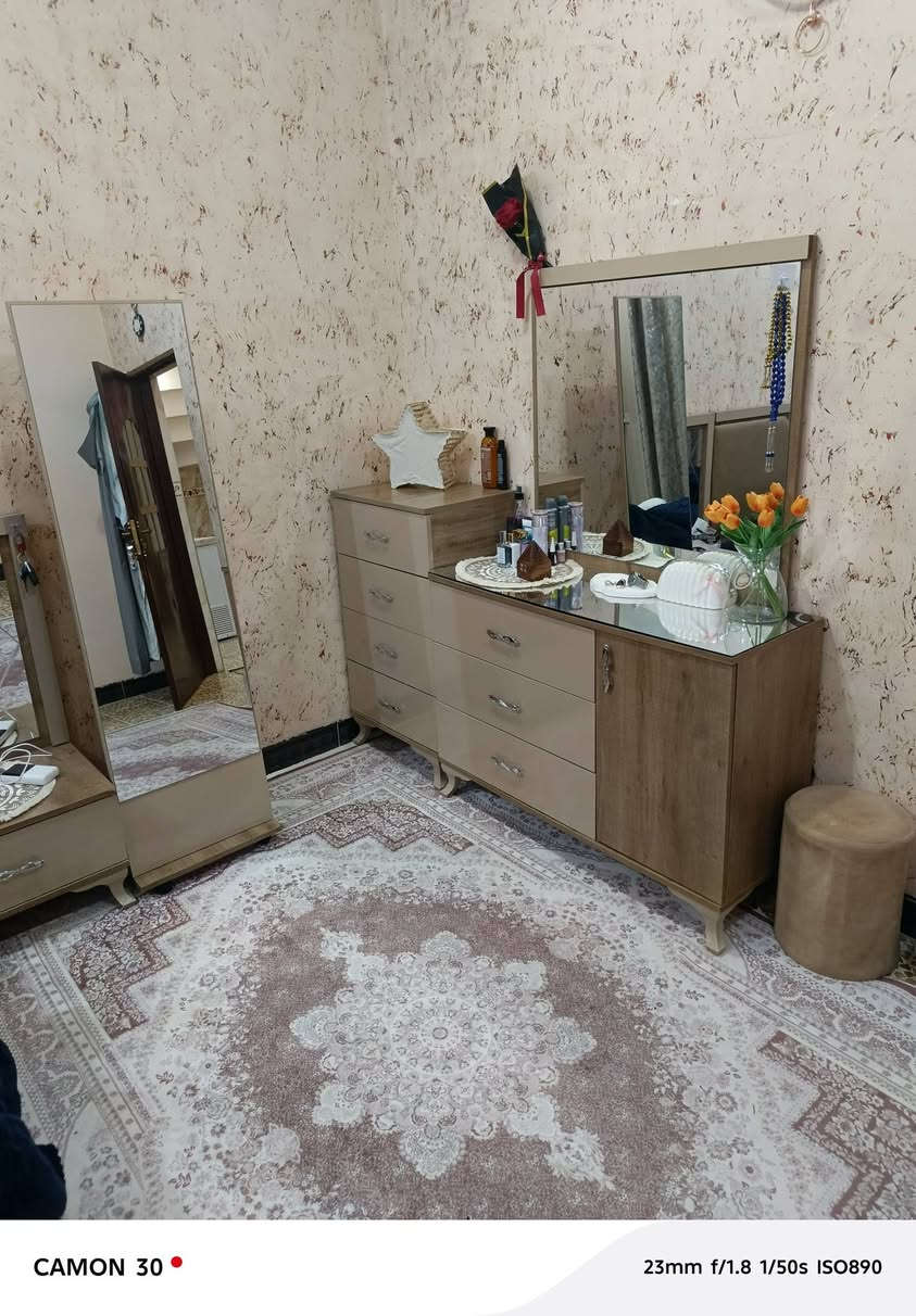 غرفه تركي نفرين كامله للبيع مع الدوشك السعر ٦٥٠ ألف وبي مجال بعد العنوان موصل حمدانيه للتواصل ع الرقم الآتي *********** .
