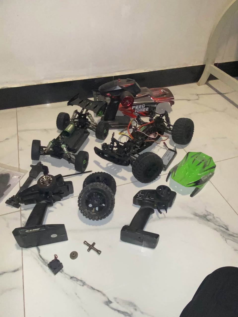 سلام عليكم 
سيارتين rc وحده 1/10 و الثانيه 1/14 
ال 1/10 عليه منضومه كامله 
1-esc 60A سعره 25
2-ماطور برشلس سعره 20
3-كونترول مع رسيفر مالته دامبو سعره 60
4-سيرفو سعره 20
نقوصاته 
السياره نقصه اكس خلفي و البلاستكات السداسيه الي تكمش التاير و قواعد الكفر معووجات
السياره الثانه ال 1/14 بيه بس ماطور برش لس
نقوصاته منضومه و دشلي مال كاردن الي بل نهايه ثنين 
السيارتين ابيعهن سوه ما اكدر ابيع وحده فقط سعرهن  هنه و الغراض الي وياهن صور 100 الف قفل موجود توصيل كافة محافظات العراق ب 5


**إذا كنت صاحب هذا الإعلان وتريد حذفه لأي سبب، رجاءا أرسل رسالة إلى الدعم الفني**