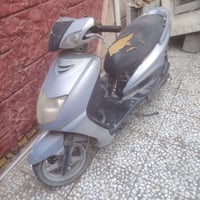 دراجة سكنس للبيع شغالة بس متروكة ابيع علة وظعهة السعر ٤٥٠ 07750310240
