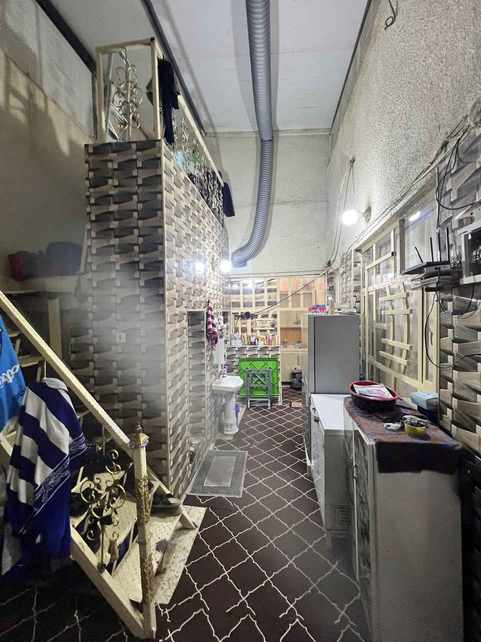 السلام عليكم 
نصف قطعه خلفية المساحه 72متر قطاع 9 على شارع الفلاح  ممر و حوش مسكف واستقبال وغرفه وصحيات ومطبخ جوة وفوك غرفتين وحدة صغيرة وحدة جبيرة وسطح لاستفسار الاتصال على الرقم *********** أو مراسلة وتساب أو ماسنجر
