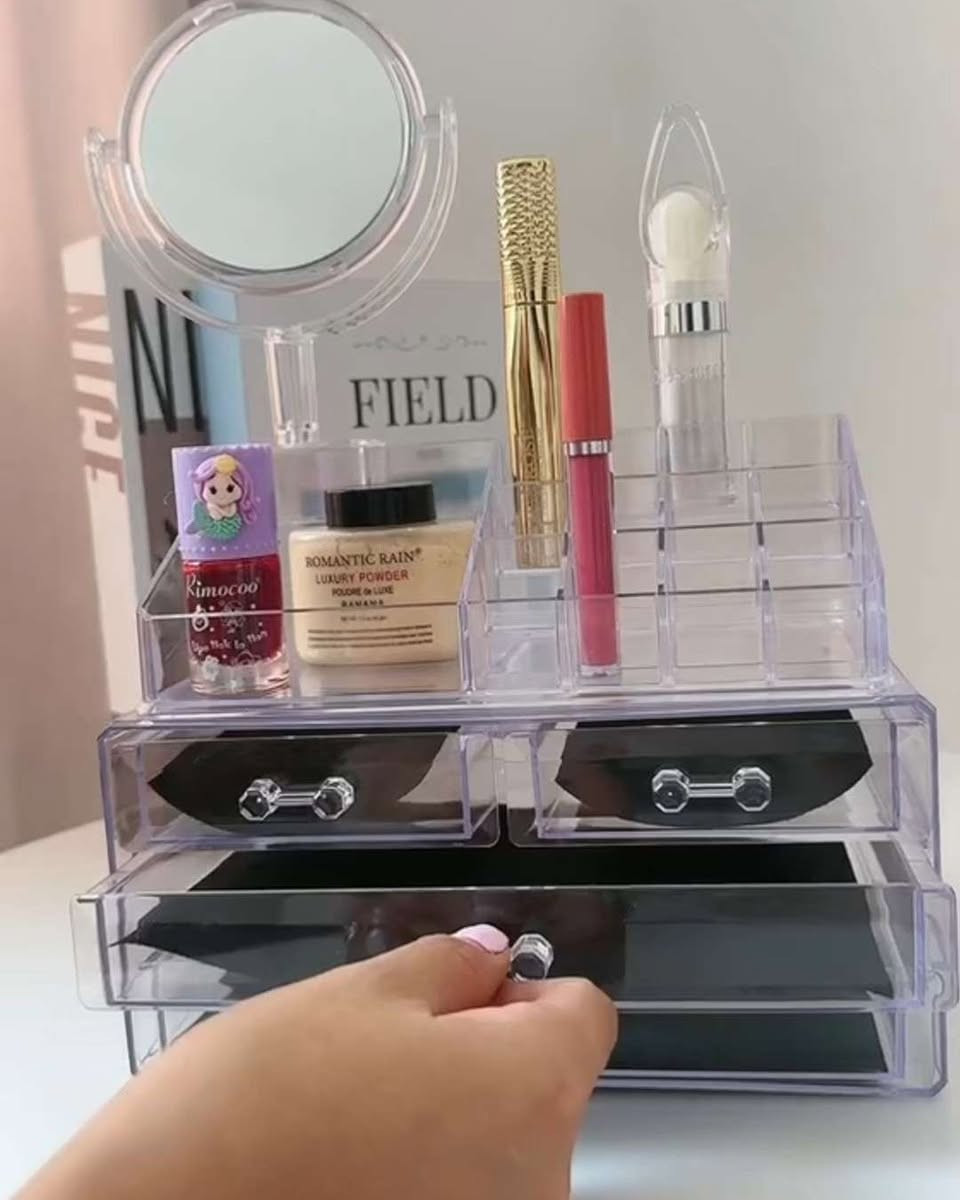 💄✨حافظة مكياج / السعر 10 الاف 
للطلب رقم الواتساب /*********** 

💄✨ حافظي على مكياجك مرتب ومنظم مع حافظة المكياج الشفافة المميزة.
🪞 مزودة بمرآة دوارة تساعدك في وضع المكياج بكل سهولة.
📦 4 أدراج واسعة + تقسيم علوي لحفظ الفرش وأحمر الشفاه والإكسسوارات.
👌 تصميم شفاف أنيق يضيف لمسة جمالية لغرفتك.
💍 مثالية للاستخدام اليومي أو كهدية فاخرة لمحبات التجميل.
🧼 سهلة التنظيف وخفيفة الوزن، تعيش معك لفترة طويلة.
🎁 الحل العملي لترتيب أدواتك في مكان واحد وبأسلوب أنيق.
