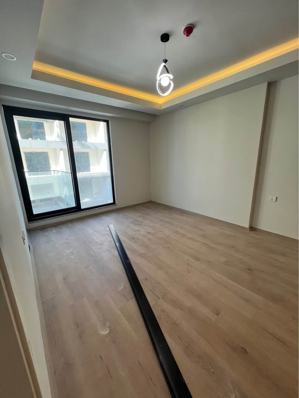 شقة للبيع في كرين وورلد تاور – أربيل
تدور على فخامة وراحة بنفس الوقت؟
#شقتك المثالية تنتظرك داخل كرين وورلد تاور، #المشروع اللي جمع بين التصميم العصري والموقع الذهبي ✨
#المواصفات:💎
• تتكون من : غرفة وصالة بتصميم أنيق وحديث
• مساحة: 84 م²
• السعر الكلي: 66,300$ - 6 دفاتر و63 ورقة
• دفعة أولى: 29,800$ 
• عند أستلام الشقة :  13,200$,- دفتر و32 ورقة والباقي #أقساط شهرية مريحة: 300$ فقط بالشهر 
📍#موقع استراتيجي في قلب أربيل، وخدمات فندقية راقية #تخليك تحس إنك تعيش داخل فندق خمس نجوم كل يوم 💫
🔥 لا تفوّت الفرصة – الأسعار تصعد كل يوم!
#احجز اليوم قبل لا تصعد #الأسعار وتضيع الفرصة من إيدك!👇🏼📞
( Call + WhatsApp + Viber )
0750-6364545
0770 4719566 
#كرين_وورلد #عقارات_أربيل
#كرين_وورلد #شقق_أربيل #استثمار_راقي #شقة_احلامك أربيل, العراق
