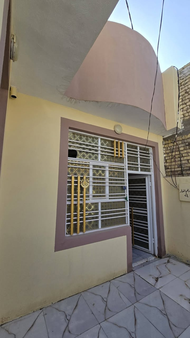 دار للبيع مساحه 150متر مربعه غرفتين  وصاله ومطبخ وستقبال صحيات خارجيه وداخليه بنيان درجه اولى صب السقف وساس كافت الخدمات ماي كهرباء مولده نترنيت العنوان مقابل قريت الغدير  النجف الشرف
 السعر 65وبي مجال طابو زراعي سند 25
***********ابومنتظر
