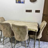 ميز وكراسي • ٦ كراسي • فيه مجال