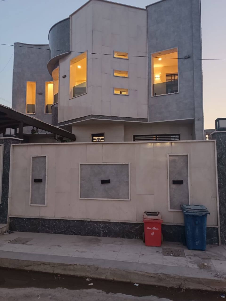 السلام عليكم بيت للبيع مساحه 220 متر دوره حي دجله شارع الصفوه التجاري الاستفسار خاص او واتساب ***********
