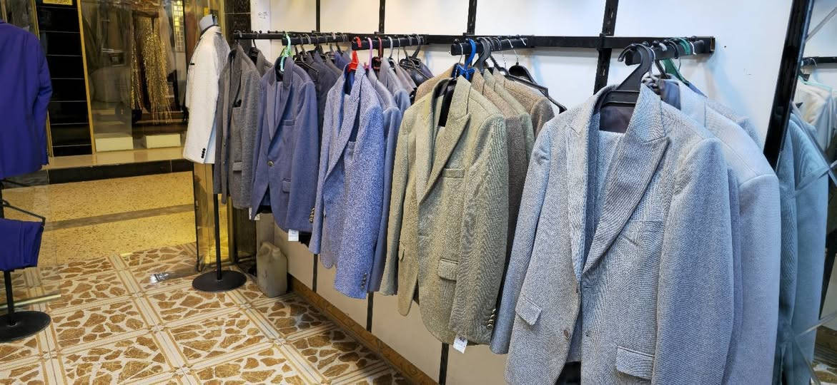 سلام عليكم قوط للبيع بسعر مناسب جدا مال تعزيلة اي قطعة ب محل بسعر 25 الف فقط بضاعة جديدة الموقع بعقوبة شارع الأطباء سوق الاعراس مقابل مطعم زوبة.  الرقم ***********
