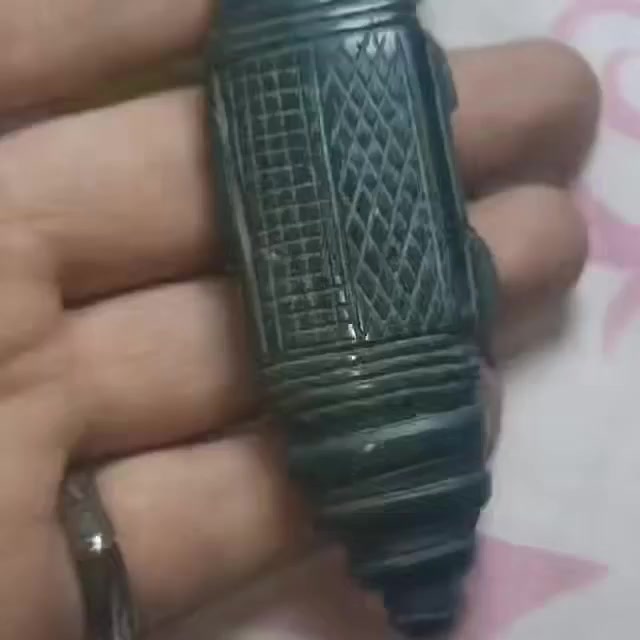 ✨ تحفة نادرة من عبق التاريخ — حجر عباس آباد أصلي قديم ✨
حجر عباس آباد أثري أصيل من الأحجار المنسوبة إلى الإرث الصفوي القديم، قطعة فريدة تحمل في ملامحها هيبة الزمن وجلال الحضارة، ومنقوش عليه طلاسم وحجابات بروح الفن الروحي المعروف في تلك العصور.

هذا الحجر ليس مجرد زينة، بل يُعدّ — وفق الموروثات الروحية القديمة — من الأحجار ذات الأثر الطاقي العالي، ويُعتقد أنه:

🔹 يمنح حامله سكينة نفسية وهدوءاً داخلياً

🔹 يساعد على تفريج الضيق والتوتر وتهدئة الاضطراب الروحي

🔹 يُستعمل في المعتقدات التراثية للحماية من الطاقات السلبية وآثار الحسد

🔹 يُقال في كتب الأحجار القديمة إنه نافع لدعم راحة الجهاز الهضمي والقولون من ناحية التوازن الطاقي

🔹 يعزز صفاء الفكر ويقوّي الحضور والهيبة الروحية لحامله

النقوش والطلاسم المحفورة عليه مستلهمة من الأساليب الروحانية المتداولة في العصر الصفوي، حيث كان يُعتنى بالأحجار كوسائط للبركة والحفظ.

💎 قطعة لهواة النوادر والروحانيات والآثار التراثية

اقتناء هذا الحجر هو اقتناء لقطعة من التاريخ، وجمالٍ روحيٍّ تتوارثه الأيدي كما تتوارث الذكريات.

للجادين فقط — التحف الأصيلة لا تتكرر.


**إذا كنت صاحب هذا الإعلان وتريد حذفه لأي سبب، رجاءا أرسل رسالة إلى الدعم الفني**