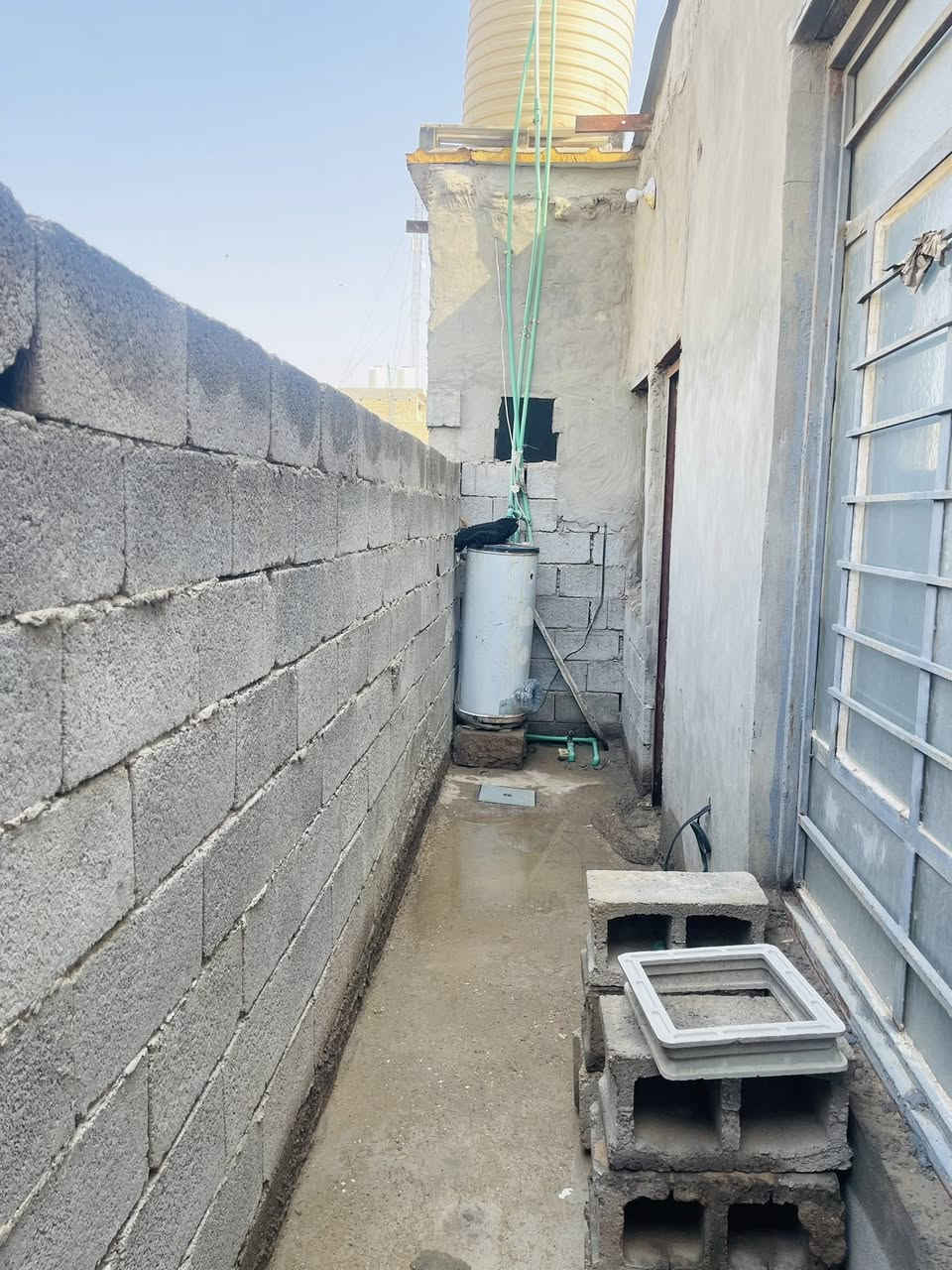 بيت للبيع حي ام البنين نهايه الشارع يم المولد الثاني
بيت جاهز للسكن مساحه 
١٢٥متر
كلشي واصله مي كهرباء وطني 
ومولد
مسجل بلعقار
سعر 21 وبي مجال. رقم ***********
