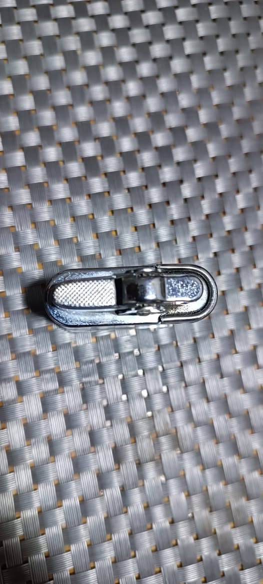 ولاعة كلاسيكية قديمة (Vintage Lighter) تعود لمنتصف القرن الماضي، وتحديداً من طراز Excelsior Corps الشهير.تفاصيل ومواصفات القطعةالتصميم والآلية: تعتمد على آلية إشعال ميكانيكية أوتوماتيكية تعتمد على ضغط الذراع العلوي لرفع غطاء الفتيل وتوليد الشرر (تشبه إلى حد كبير آلية ولاعات رونسون "Ronson" التقليدية من تلك الحقبة).الشعار المكتوب: يظهر في المنتصف شعار محفور داخل شكل معيني مكتوب فيه "EXCELSIOR J-CORPS".مادة الصنع: هيكل معدني متين مطلي باللون الفضي غير اللامع (Satin/Brushed Silver Tone) مع أجزاء علوية مطلية بالكروم اللامع.نوع الوقود: تعمل باستخدام بنزين الولاعات التقليدي (Petrol/Lighter Fluid) والفتيل وحجر القدّاح.تعتبر هذه الولاعات قطعاً أنيقة تستهوي محبي جمع الأنتيكات والنوادر.


**إذا كنت صاحب هذا الإعلان وتريد حذفه لأي سبب، رجاءا أرسل رسالة إلى الدعم الفني**